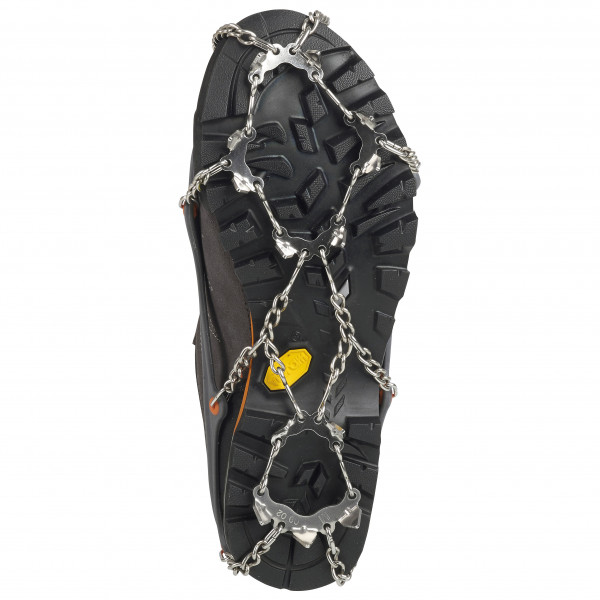 Schuh mit Ice Master Light Steigeisen von unten, Ketten und Zacken sind sichtbar.