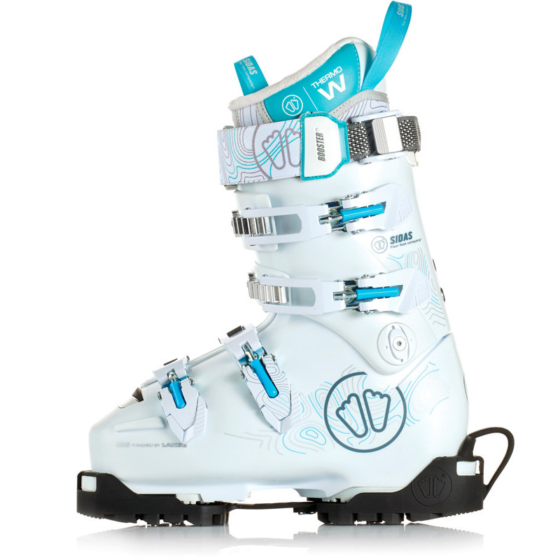 Weißer Skischuh mit schwarzen Gummisohlen und blau-weißen Akzenten im Detail.