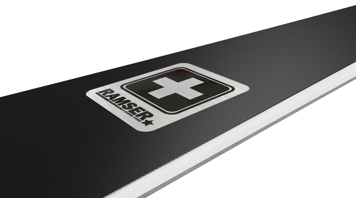 Ramser White Detailansicht Detailansicht: Ramser White Produkt mit Logo und Schweizer Kreuz auf schwarzem, strukturiertem Hintergrund.