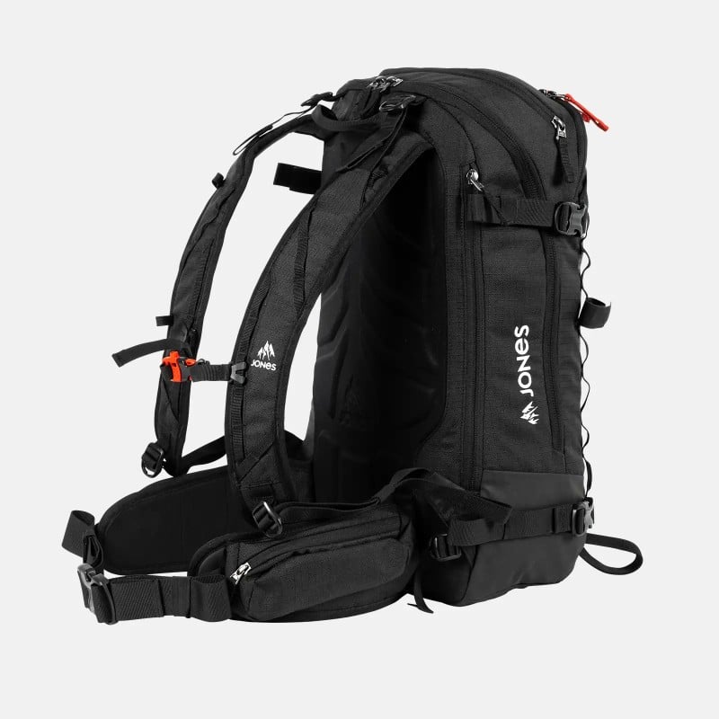 Schwarzer Jones Rucksack Schwarzer Jones Further 25L Backpack, seitliche Ansicht. Träger, Schnallen und Logo sind erkennbar.