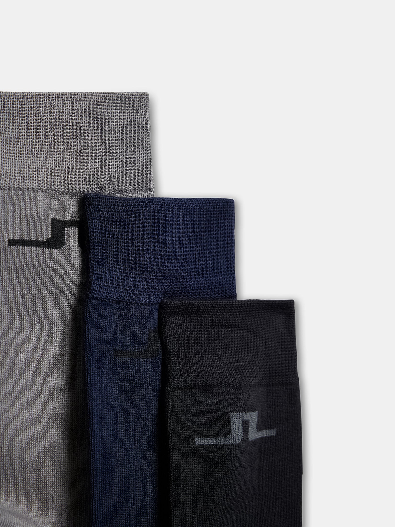 J.Lindeberg Socken-Set Drei J.Lindeberg Socken im 3er-Pack in Grau, Dunkelblau und Schwarz, mit dem Bridge-Logo am Schaft.