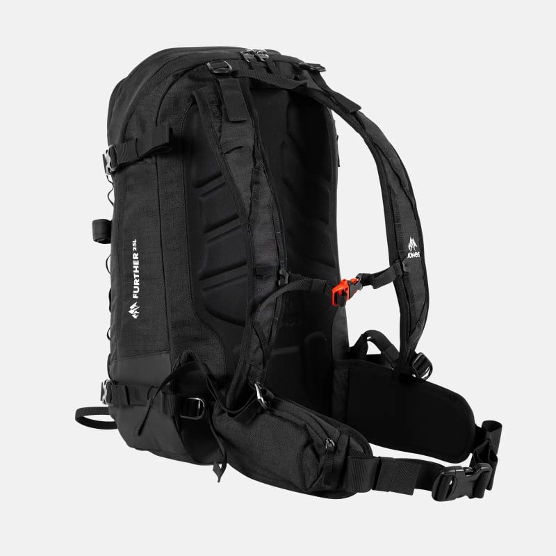 Schwarzer Rucksack 25L Schwarzer Jones Further 25L Rucksack von hinten, mit thermo-geformten Rückenpolstern und Schultergurten.