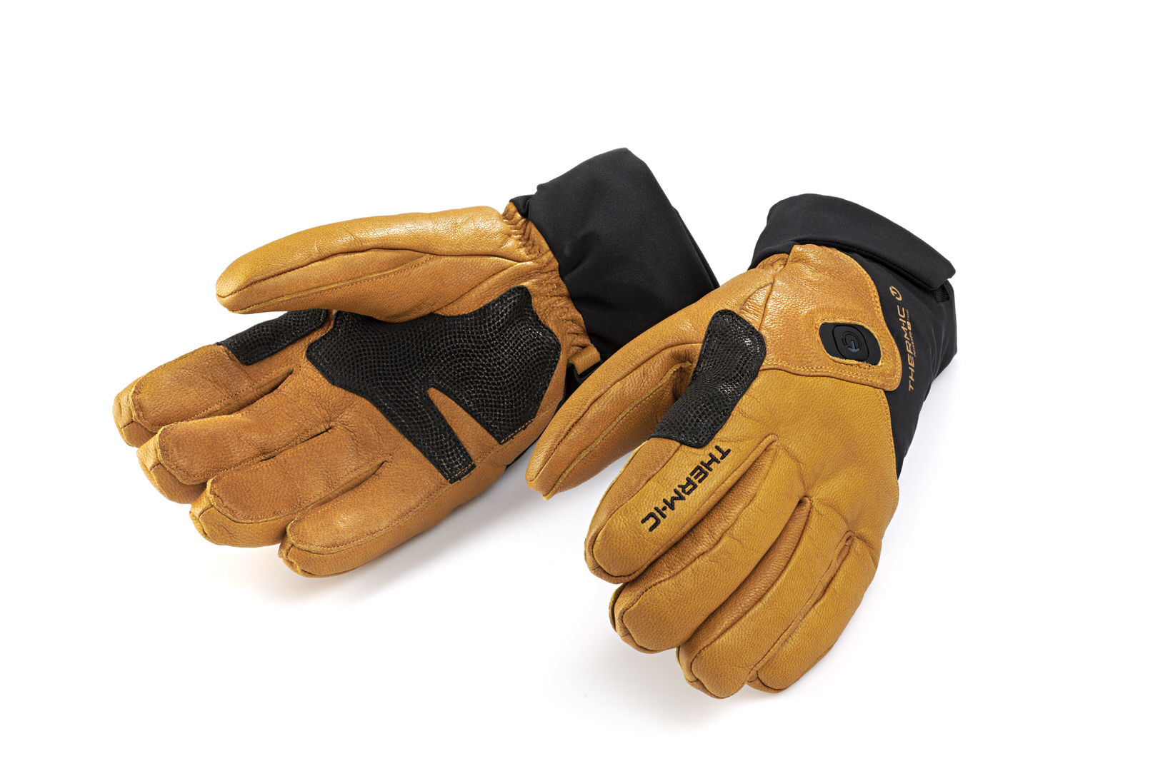 Thermo-Freeride Handschuhe Zwei Therm-ic Freeride Ultra Heat Handschuhe mit braunem Leder und schwarzen Details liegen auf weißem Grund.