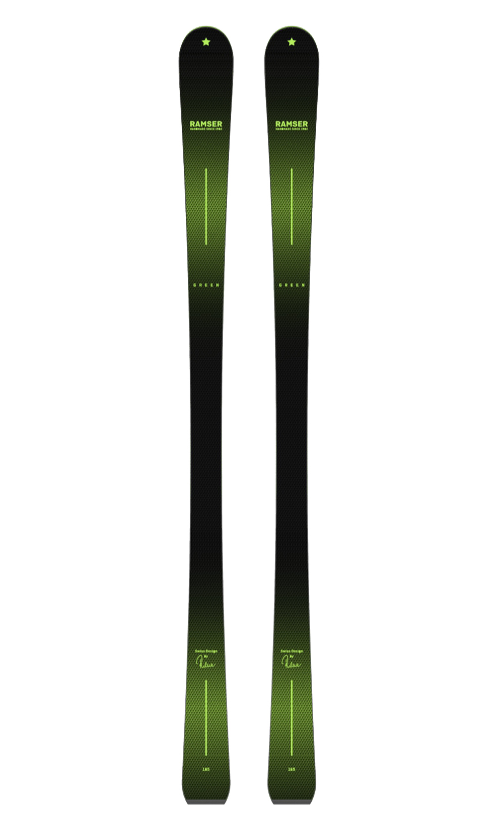 Grüne Ramser Skier Zwei Ramser Green LTD Ski mit grünem Farbverlauf und Stern, stehend auf weißem Hintergrund.