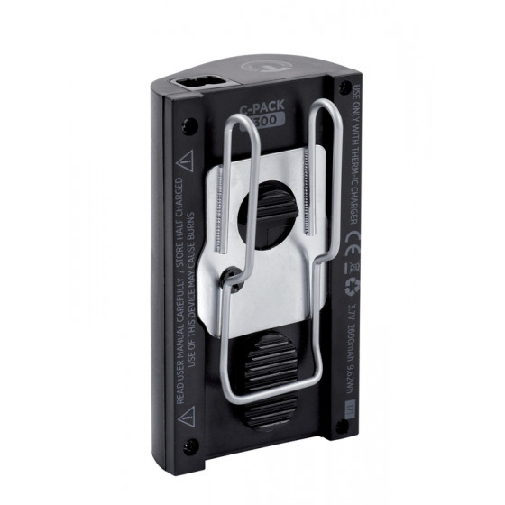 Batterie C-Pack noire avec clip en fil métallique argenté pour la fixation.