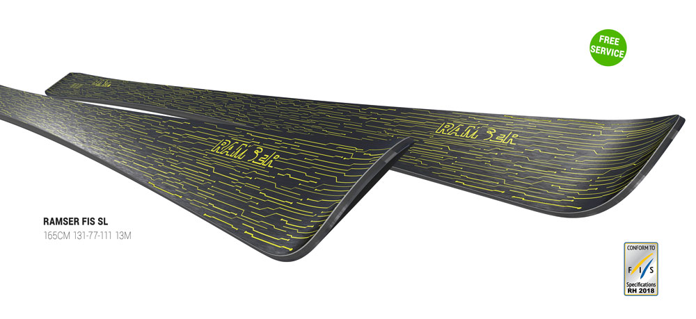 Zwei Ski, schwarz mit gelbem Schaltungsmuster, liegen übereinander. Der Markenname "RAMSER" ist in Gelb aufgedruckt.