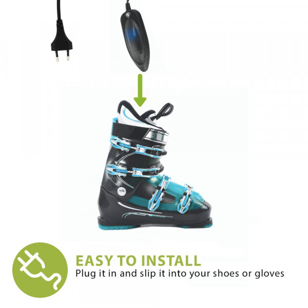 UV Schuhtrockner Einsatz UV Schuhtrockner wird in einen Skischuh eingeführt, grüner Pfeil zeigt die Richtung.