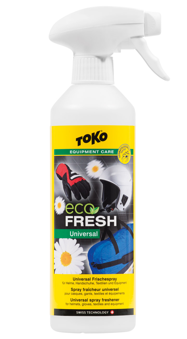 Weisse Sprühflasche Toko Eco Universal Fresh mit gelbem Etikett und Inhaltsangabe, Textilien und Sportausrüstung sind abgebildet.