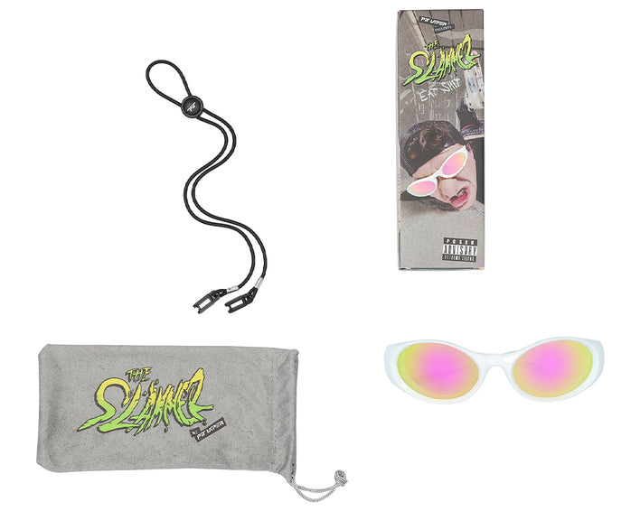 Set de produits de "The Slammer Miami Nights" : lunettes, cordon, étui et emballage. Les lunettes ont une monture blanche et des verres roses et jaunes.