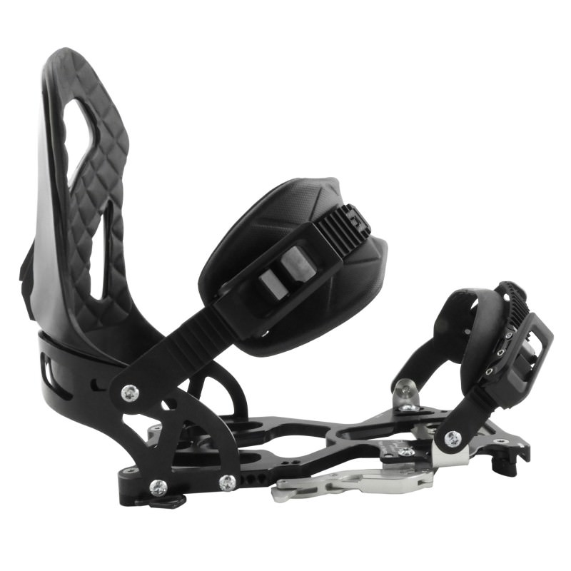 Schwarze Plum Eterlou Bindung Detailaufnahme einer schwarzen Plum Eterlou Splitboardbindung. Metallelemente, Riemen und Highback sind gut sichtbar.