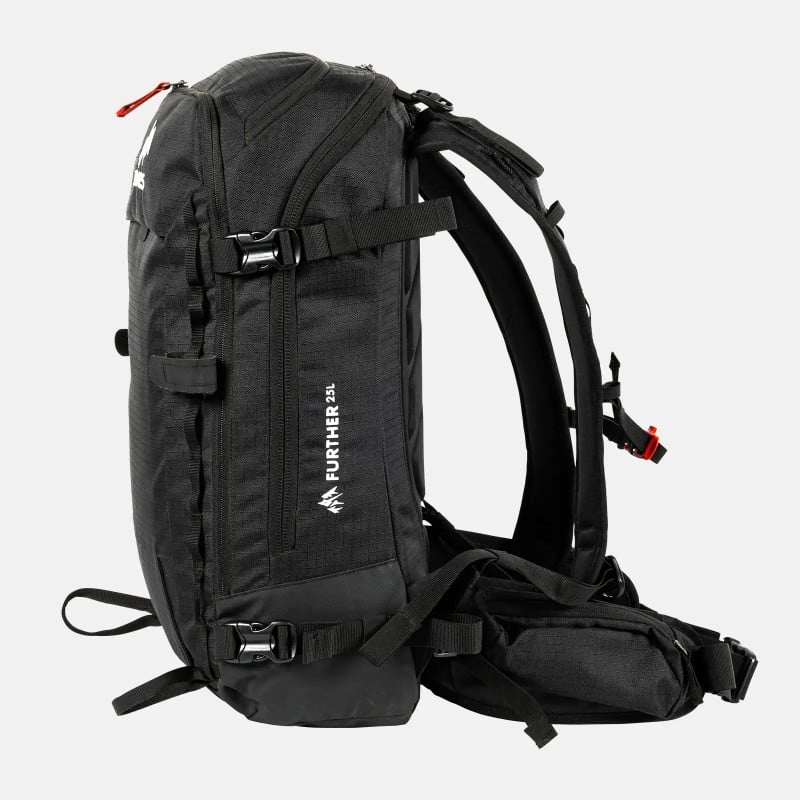 Schwarzer Rucksack 25L Schwarzer Jones Further 25L Rucksack, Seitenansicht mit Trägern und Schnallen, Outdoor Ausrüstung.