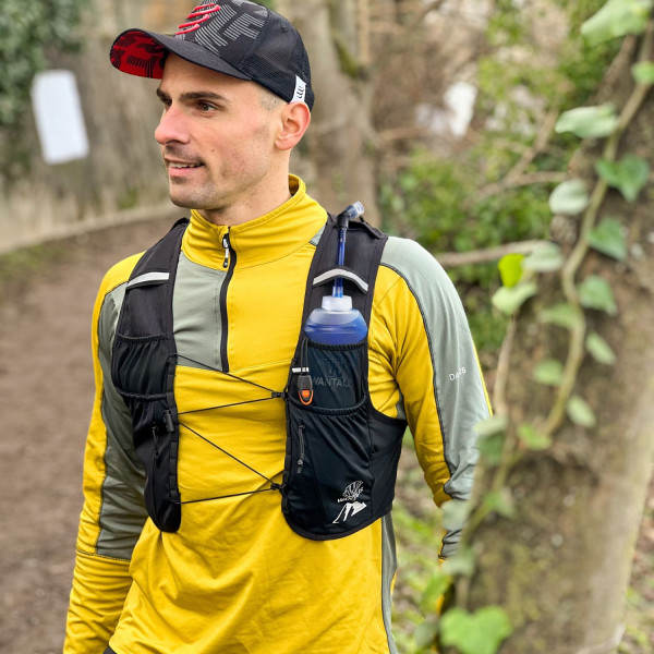 Hydrabag Elite 8L Weste Läufer mit Hydrabag Elite 8L Trinkweste, seitliche Ansicht. Die Weste hat Taschen und zwei Trinkflaschen.