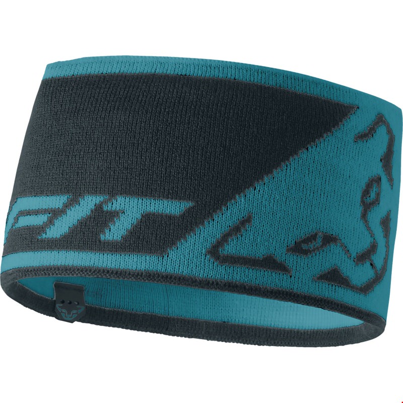 Nahaufnahme des Dynafit Leopard Logo Stirnbandes in Stormblue, das das Logo und die Textur des Stoffes zeigt.