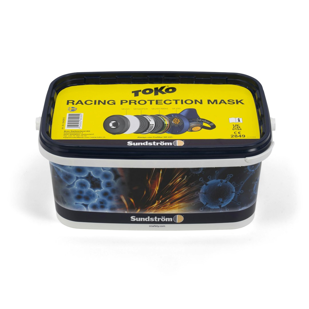 Toko Racing Schutzmaske Verpackung der Toko Racing Protection Mask, zeigt Filter und Zubehör. Aufdruck mit Partikeln.