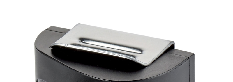 Nahaufnahme: C-Pack Ersatzclip aus Metall auf einem schwarzen Gehäuse.