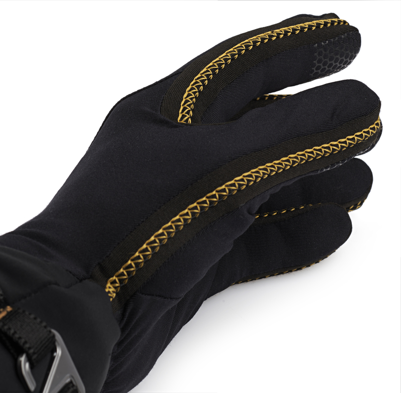 Nahaufnahme eines schwarzen Therm-ic Ultra Heat Liner Innenhandschuh mit gelber Naht.