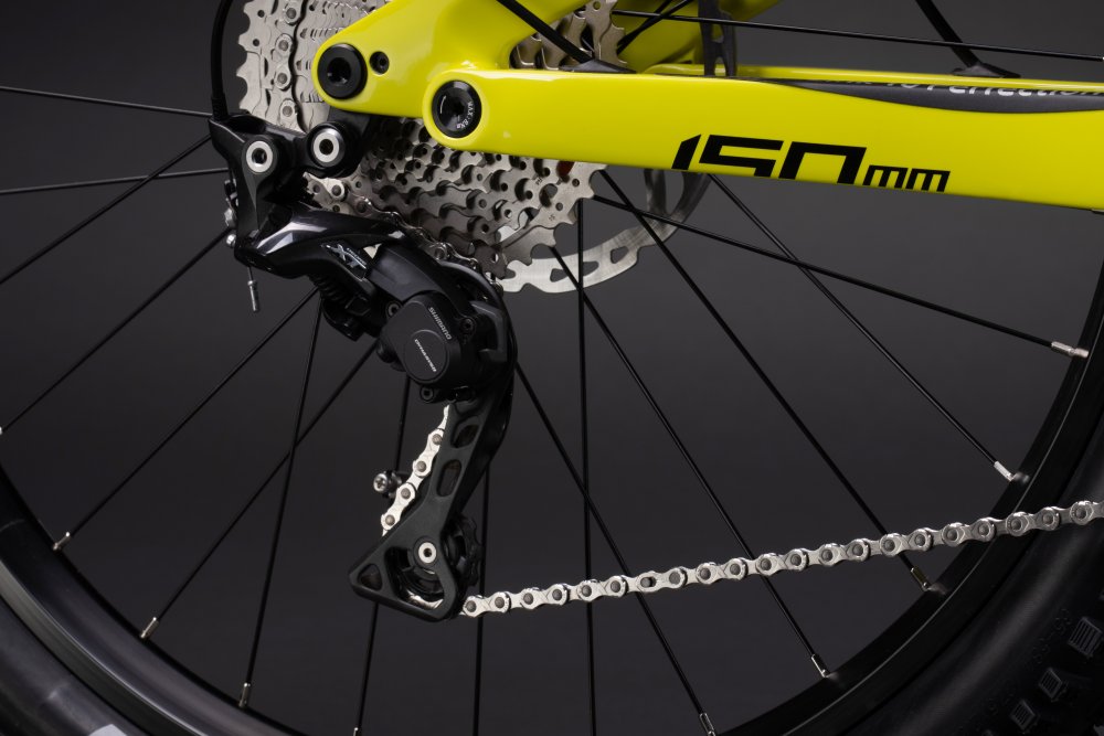 Gelbes Muret 2 E-Mountainbike Nahaufnahme des gelben Muret 2 E-Mountainbikes mit 150 mm Federweg, Shimano XT Antrieb und Kette.