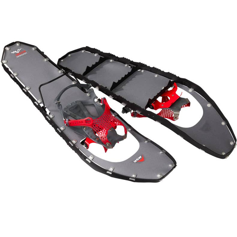 Schwarze MSR Schneeschuhe Zwei MSR Lightning Ascent M22 Schneeschuhe in Schwarz, mit roter Bindung und umlaufenden Steigeisenzacken, auf weißem Grund.