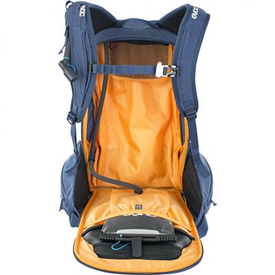 Geöffneter Evoc Line Pro 20L Rucksack in Denim, orangefarbenes Innenfutter, Rückenprotektor sichtbar.