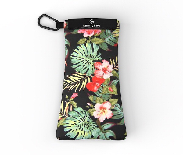 Hawaiian Sunnysoc: Brillenetui mit Karabinerhaken, schwarzem Stoff und tropischem Hibiskus- und Monstera-Blumenmuster.