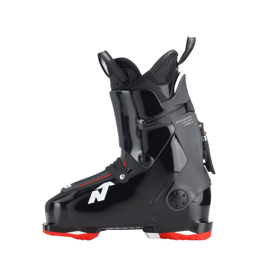 Nordica HF 110 Skischuh Schwarzer Nordica HF 110 GW Skischuh, seitliche Ansicht. Rote Akzente an Sohle und Schnalle. Weißes Nordica Logo.