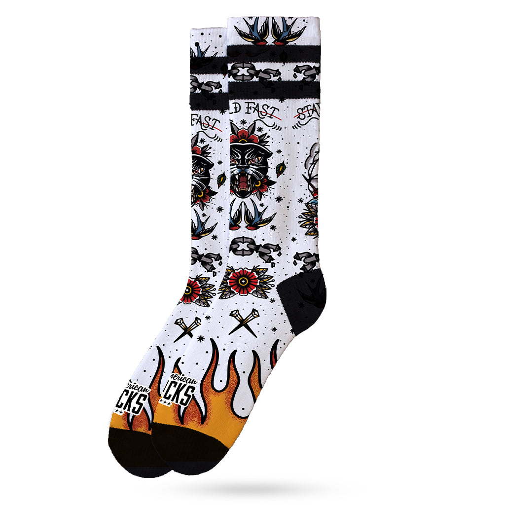 Tattoo-Muster Socken Weisse, gemusterte Socken mit Tätowierungs Motiven und Flammen im Inked Socks Design.