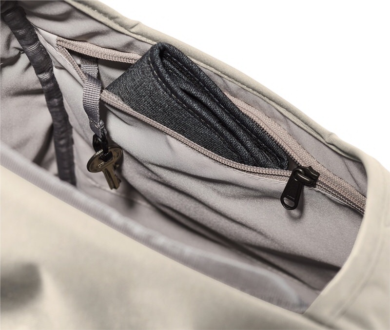 Deuter UP Sydney Innenansicht Innenansicht des Deuter UP Sydney Rucksacks mit Reißverschlusstasche, Schlüsselanhänger und Geldbörse.