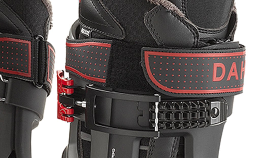 Dahu Ecorce 01X Skischuh Detailaufnahme von Dahu Ecorce 01X Skischuh in Schwarz-Rot mit Fokus auf Schnallen und Riemen mit Markenlogo.