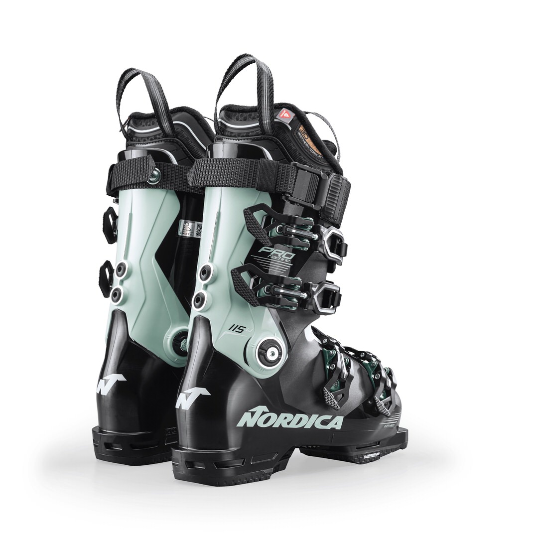 Nordica Pro Machine 115 Zwei Nordica Pro Machine 115 Damen Skischuhe in Schwarz und Hellgrün, von hinten fotografiert, isoliert auf weißem Grund.