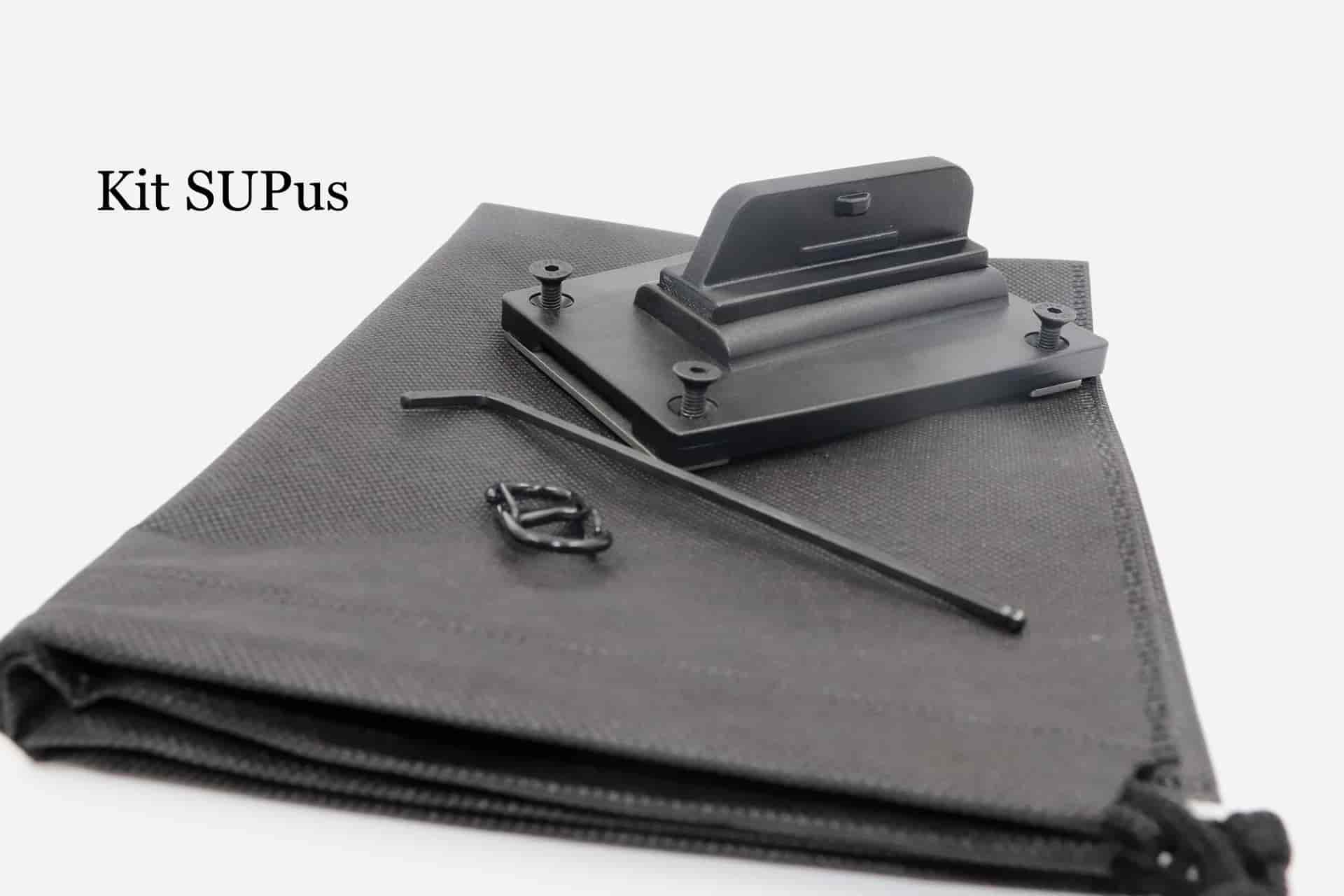 SUPmover SUPdual Kit SUPmover SUPdual Kit: Grundplatte, Finnenaufsätze, Stoffbeutel, Imbusschlüssel und Klettriemen auf dunklem Stoffbeutel.