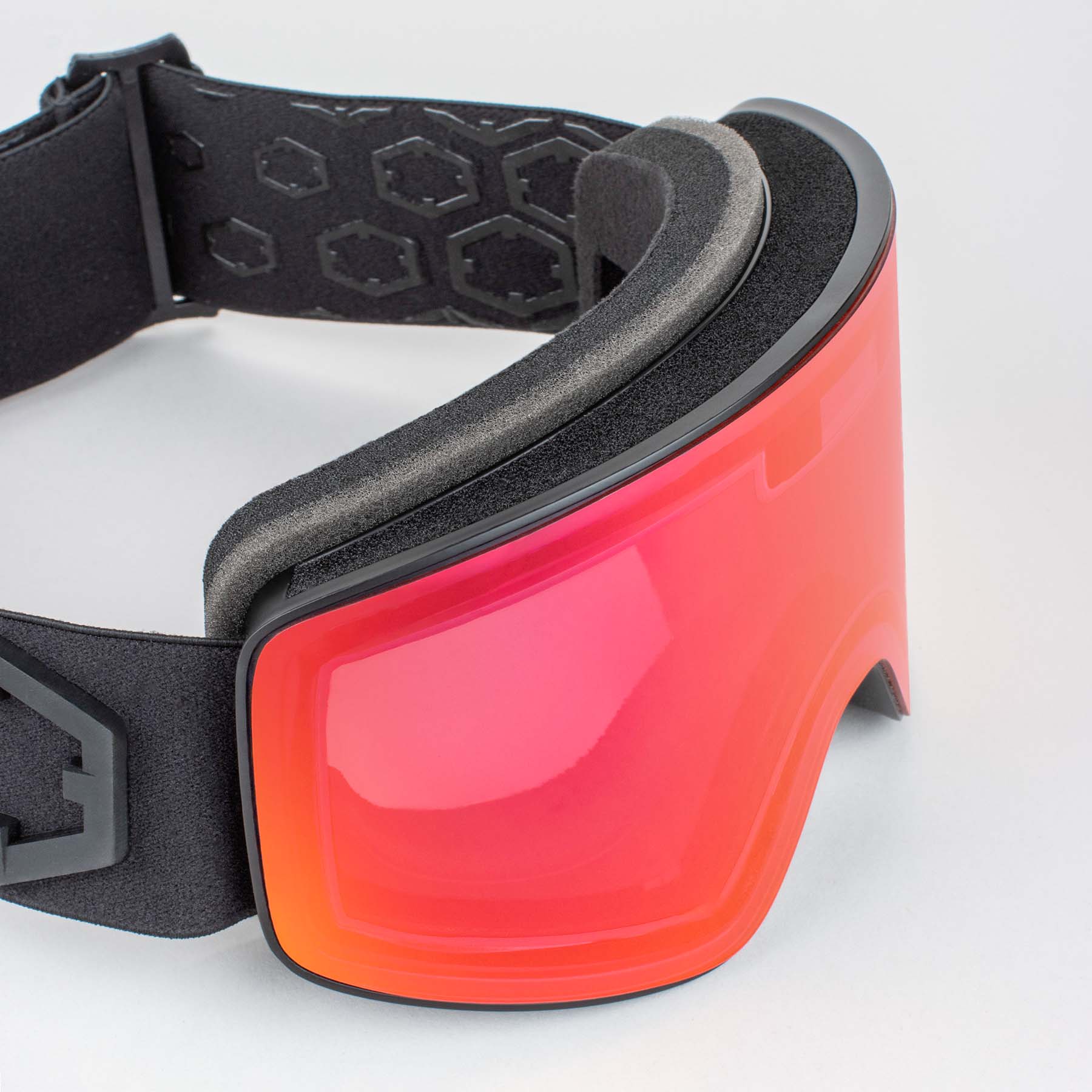 Nahaufnahme der Outof Electra 2 Skibrille mit rot getönten Gläsern und schwarzem, verstellbarem Band.