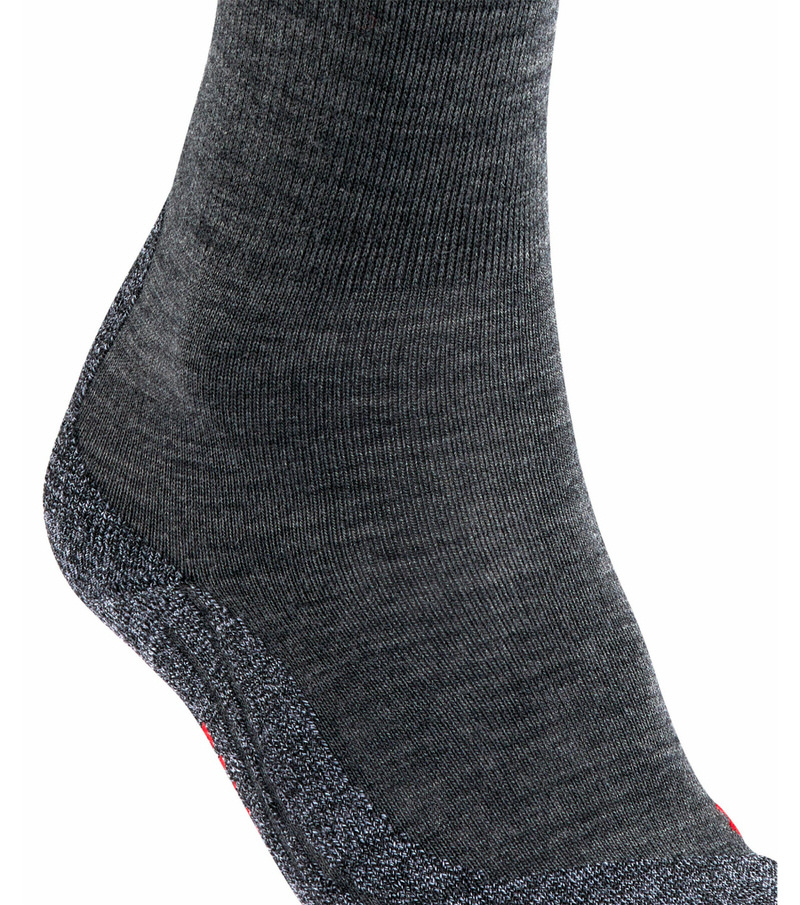 Detailaufnahme einer grauen Trekking Socke am Fuß, mit feinen Rippen und verstärkten Bereichen.