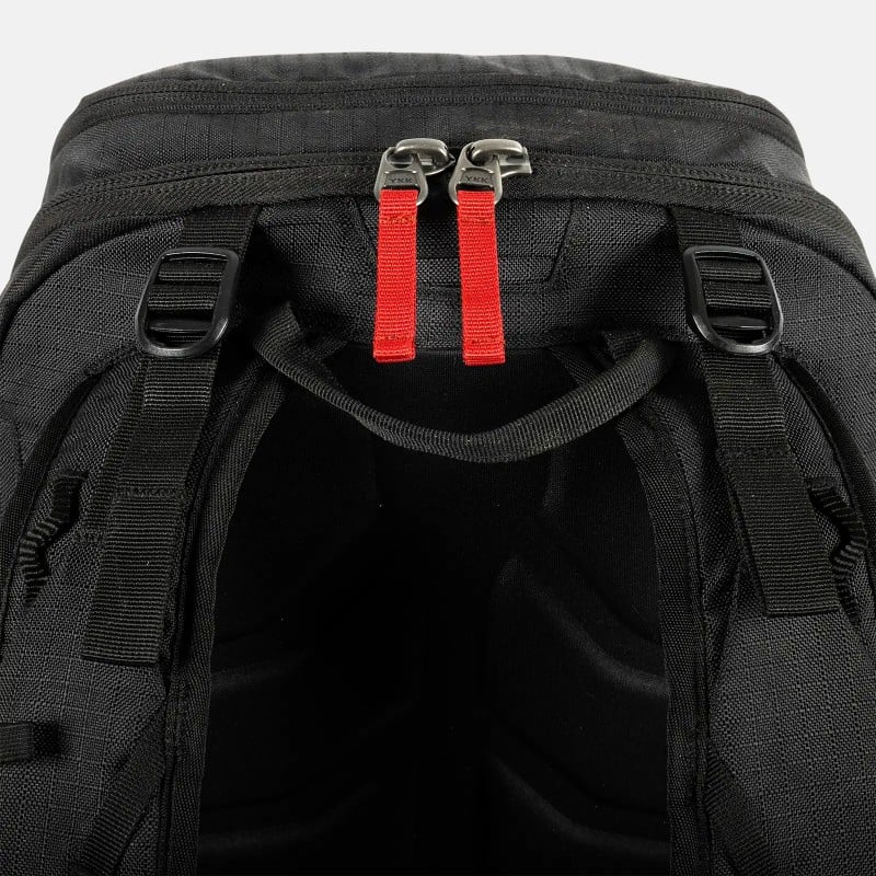 Sac à dos noir Jones Deeper Gros plan : Sac à dos noir Jones Deeper 19L, focus sur les fermetures éclair avec zips rouges et les bretelles.