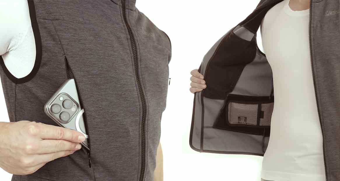 Personen tragen graue, ärmellose Jacken mit Reißverschluss. Eine Hand schiebt ein Smartphone in eine Reißverschlusstasche. Innentasche sichtbar.