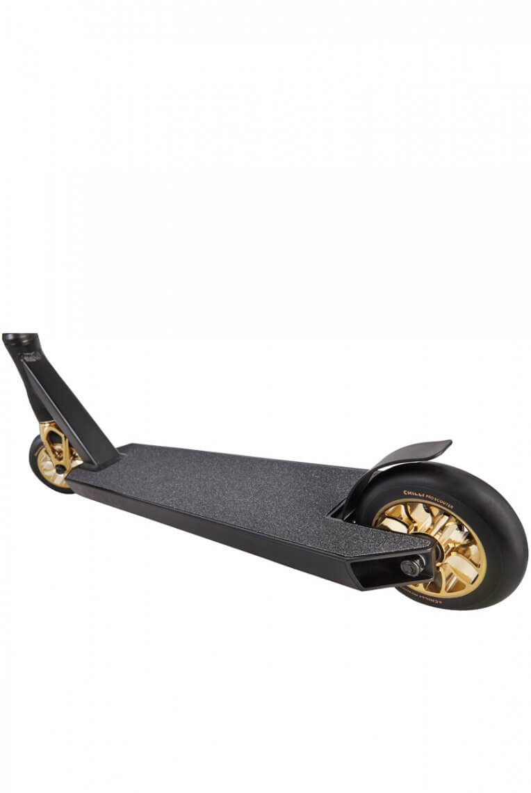 Schwarzer Chilli Pro Scooter Reaper Crown, seitliche Ansicht. Goldene Räder heben sich ab.