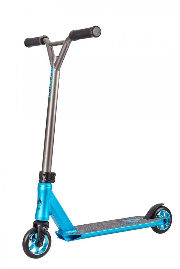 Blau-schwarzer Chilli Pro Scooter 3000 mit grauer Lenkstange und schwarzen Griffen, seitliche Ansicht.