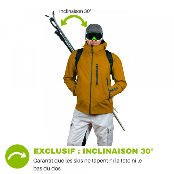 Skifahrer mit Ausrüstung Mann mit Skiern und Skibrille mit Skiback Cordura Light auf dem Rücken. 30 Grad Winkel der Ski dargestellt.