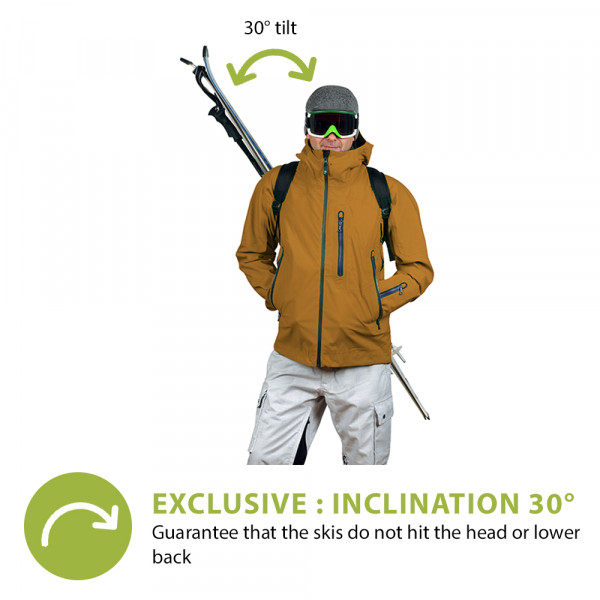 Skifahrer mit Rucksack Mann mit Skibrille und Skiern auf dem Rücken, dank Cordura Light Skiback im 30 Grad Winkel.