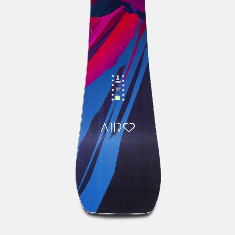 Jones Airheart 2.0 Snowboard Detailansicht des Jones Airheart 2.0 Snowboards mit blau-rotem Design und "AIRO"-Schriftzug.