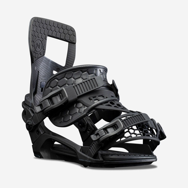 Schwarze Snowboardbindung Nidecker Kaon Plus mit Riemen und Schnallen, seitliche Ansicht vor weißem Hintergrund.