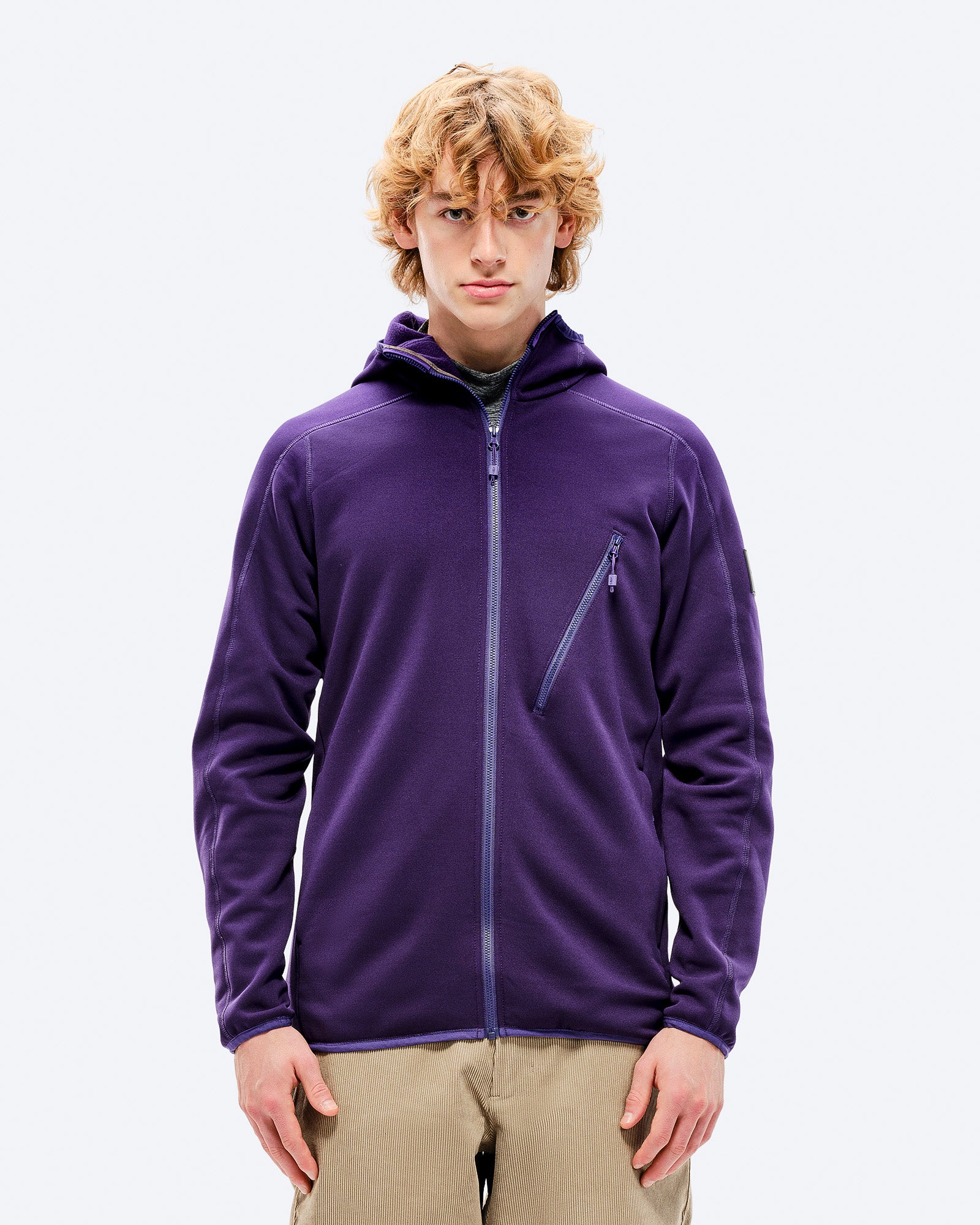 Lila Tech Fleece Hoodie Ein Mann trägt eine lila M-7 Tech Fleece Hood mit Kapuze und Reißverschluss.