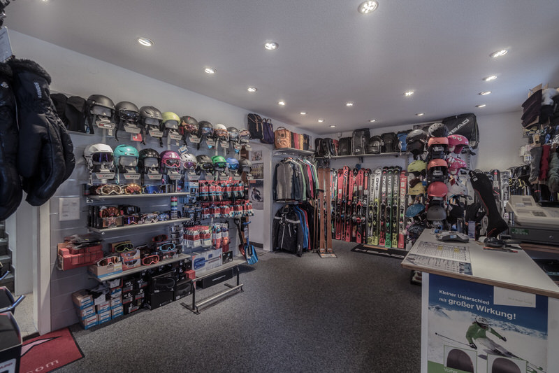 Skigeschäft Innenansicht Innenansicht eines Skigeschäfts mit Skiern, Helmen, Brillen, Kleidung und Kasse.