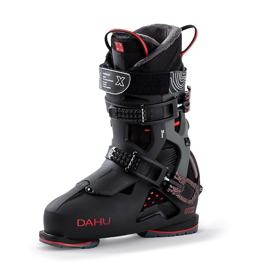 Schwarzer Dahu Skischuh Schwarzer Dahu Ecorce 01X Skischuh mit roten Akzenten, seitlich stehend. Schnallen und Manschette sind sichtbar.