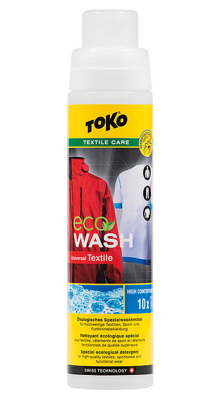Eine Flasche Toko Eco Textile Wash mit Textil Pflegehinweisen und Kleidung auf dem Etikett.
