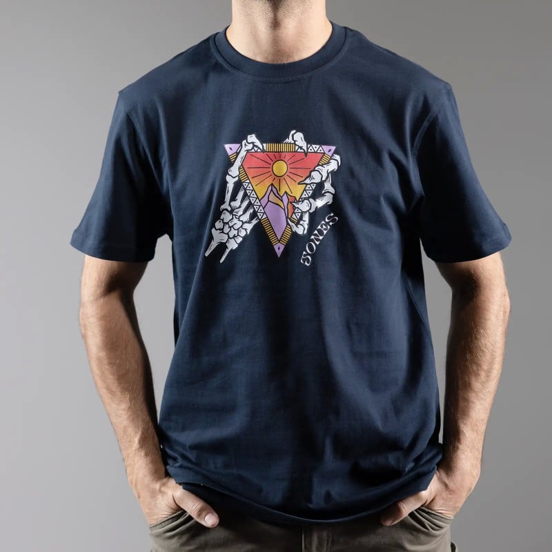 Marineblaues Grafikshirt Marineblaues Jones Organic Cotton Tee mit Dreieck-Grafik aus Sonne, Berg und Skeletthänden.