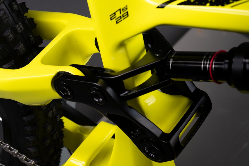 Gelbes Muret E-Mountainbike Detailansicht gelbes Muret 2 EP8 E-Mountainbike: Hinterbau-Federung mit RockShox-Dämpfer und 27.5/29 Laufrad-Konfiguration.