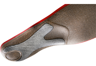 Sidas Winter+ Sohle Detail Detailansicht einer braun-silbernen Sidas Winter+ Sohle mit rotem Rand, Fokus auf Material und Struktur.