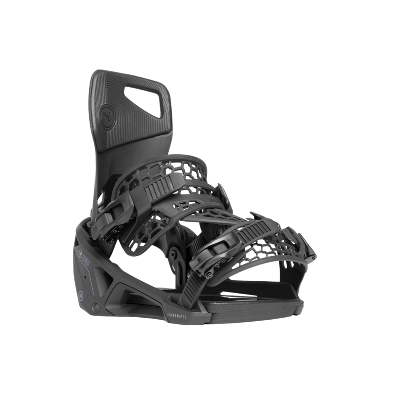 Schwarze Nidecker Supermatic Snowboard-Bindung in Frontansicht auf weißem Hintergrund.
