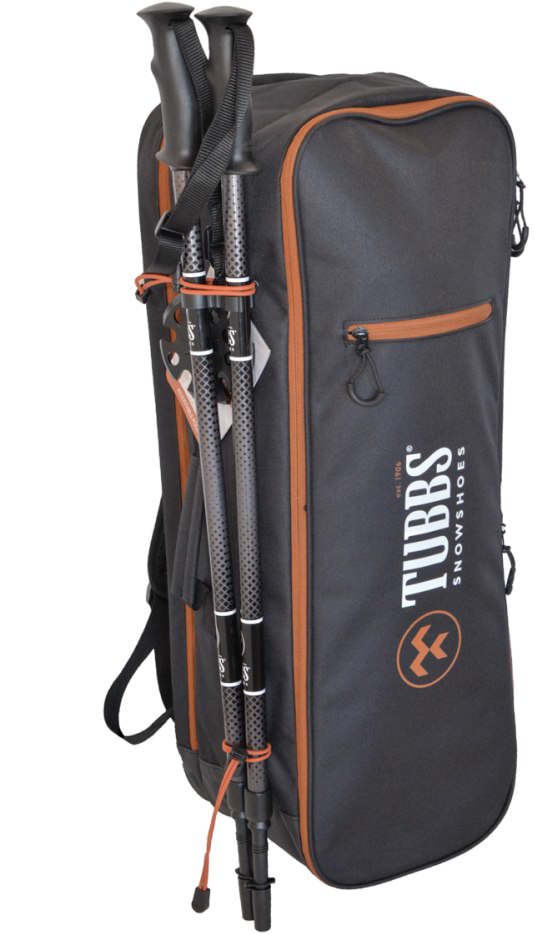 Schwarzer Schneeschuh Rucksack von Tubbs, mit braunen Akzenten und Trekkingstöcken an der Seite.