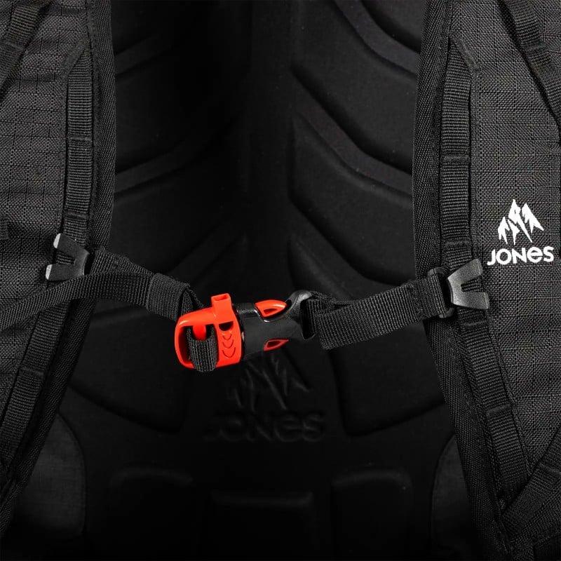 Schwarzer Jones Rucksack Detailansicht: Schwarzer Jones Further 25L Backpack mit rotem Verschluss und Logo.